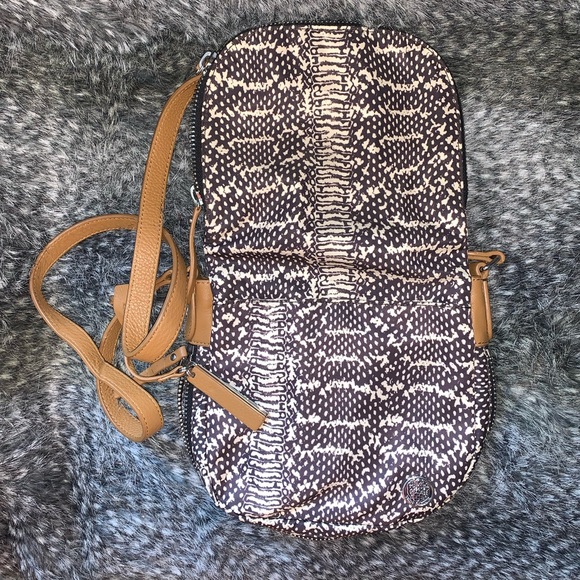 VINCE CAMUTO BAILY NYLON CROSSBODY - Picture 5 of 6